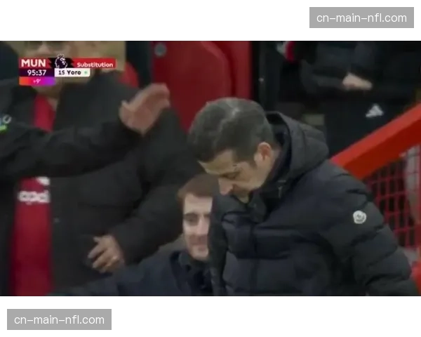 主裁判观看VAR后取消点球判罚，萨勒尼塔纳球员抗议染黄