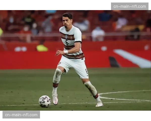 特写：36岁的里尔老将丰特，如何在90分钟内维持高水平的防守跑动与指挥